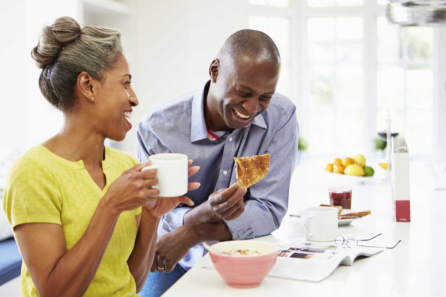 Casal feliz comendo maçãs e seguindo sua alimentação orgânica