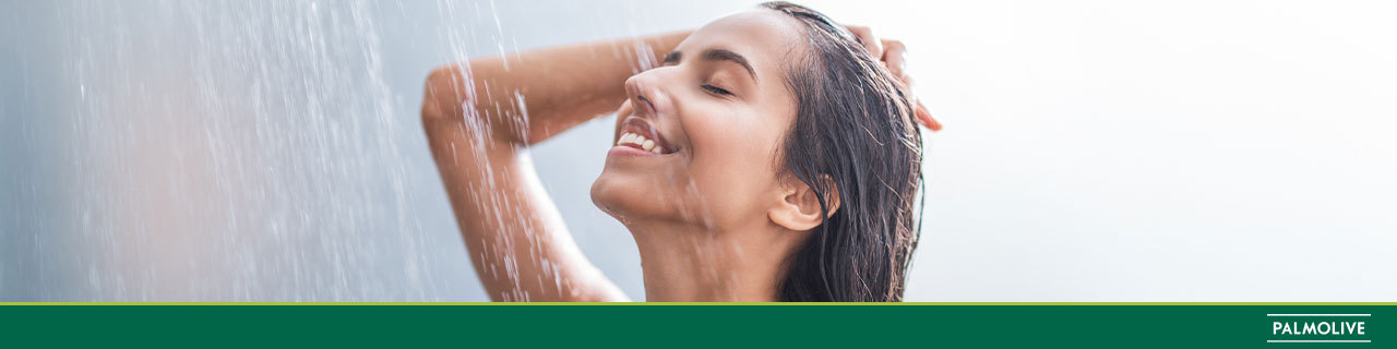 Mulher lavando o cabelo com shampoo para cabelos lisos