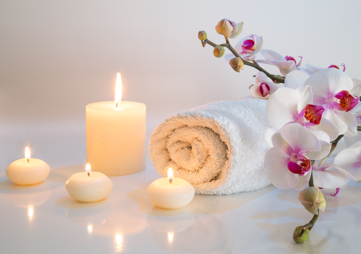 Banheiro decorado com velas e flores, ideal para um banho para relaxar a mente 