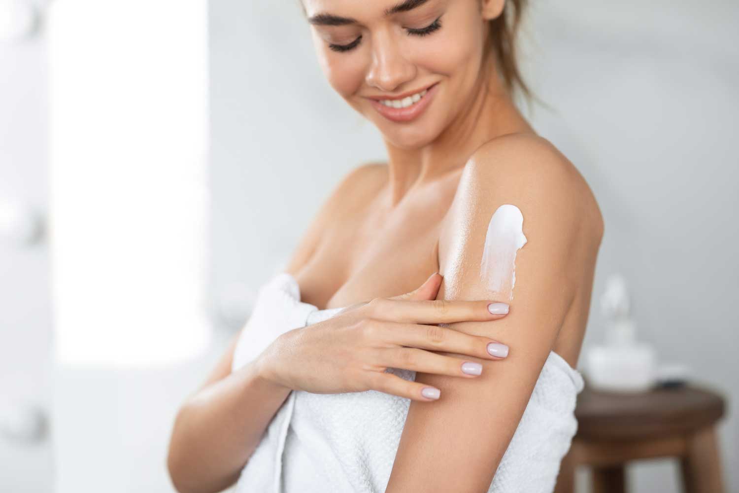mulher tomando banho feliz com chuveiro ligado