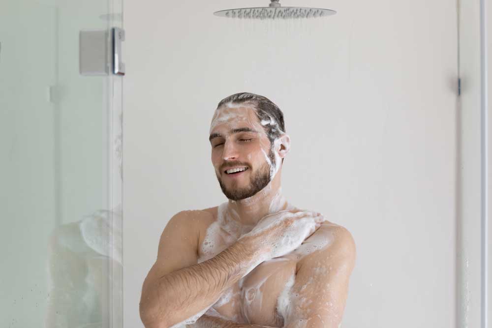 Homem tomando banho com sabonete de karité